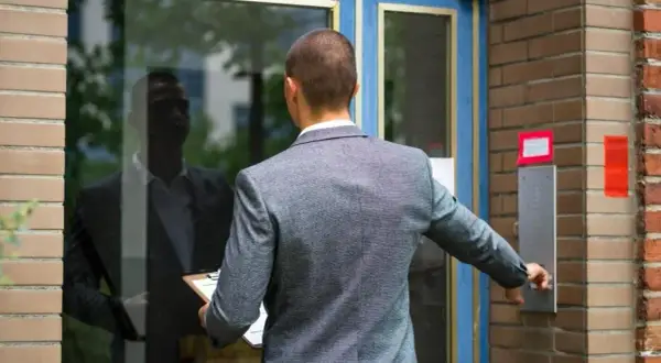 Czy windykator może dzwonić do sąsiadów? Poznaj swoje prawa i uniknij przykrych sytuacji