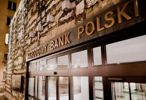 Zarobki asystentki w NBP: Ile naprawdę można zarobić w banku centralnym?